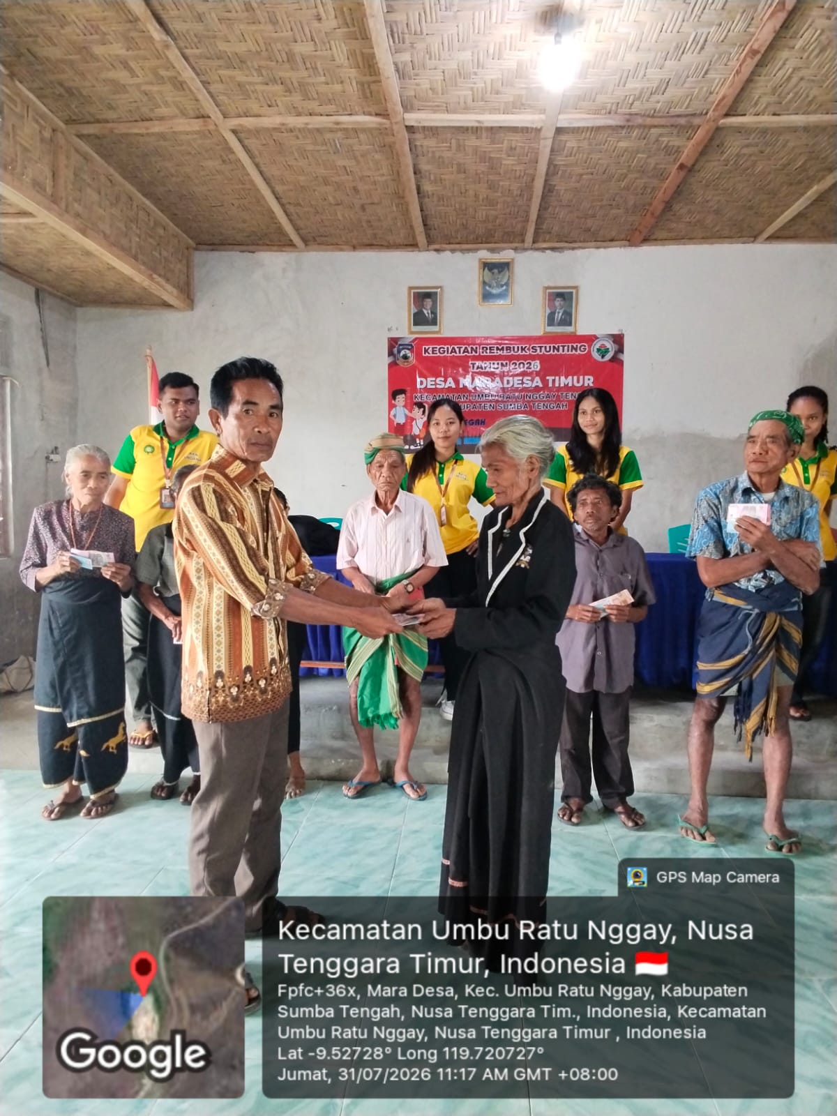 Penyerahan Bantuan kepada Lansia pada Kegiatan Rembuk Stunting Desa Maradesa Timur, Kecamatan Umbu Ratu Nggay, Kabupaten Sumba Tengah.